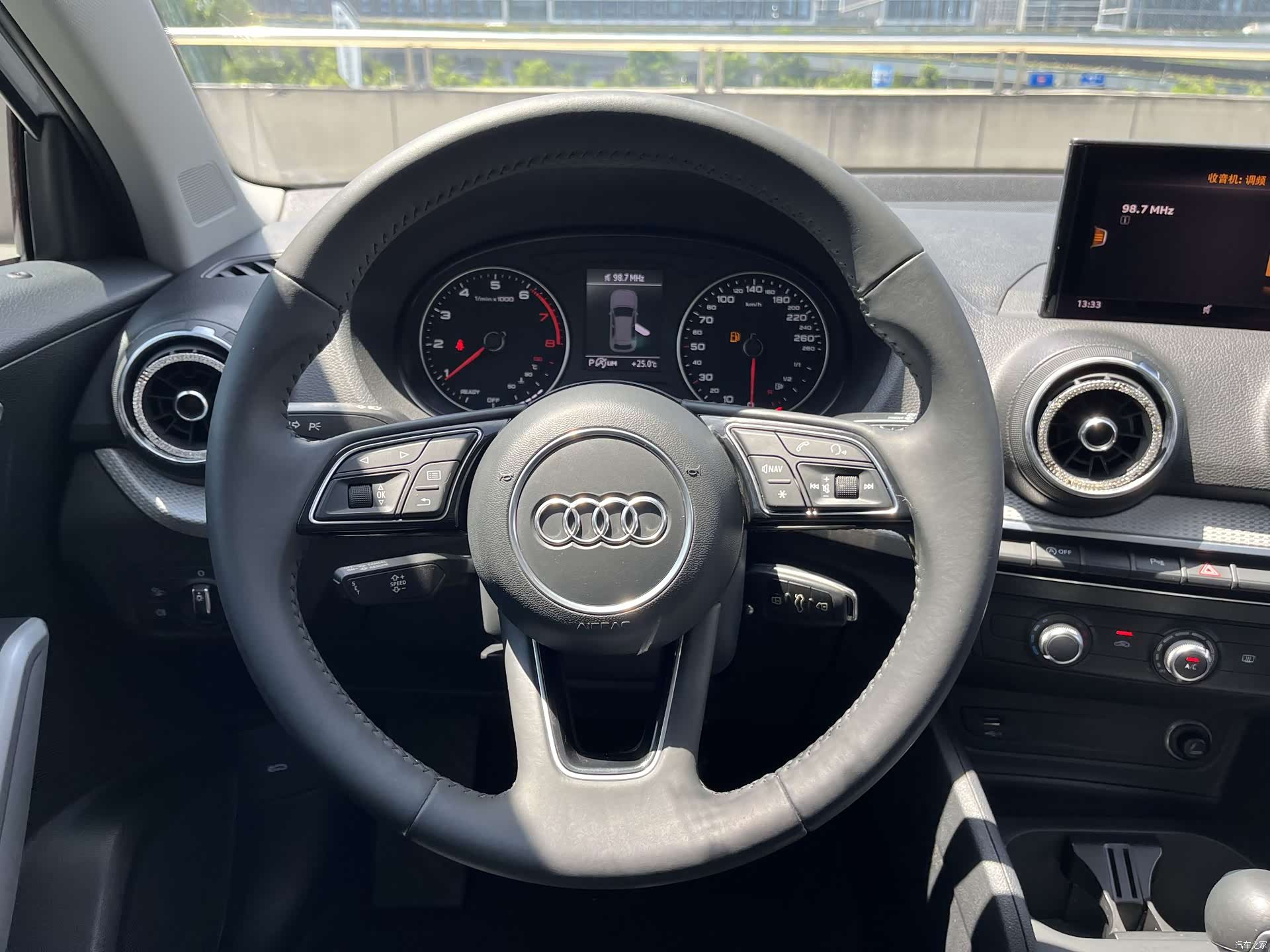 Audi Q2L, 2020 9