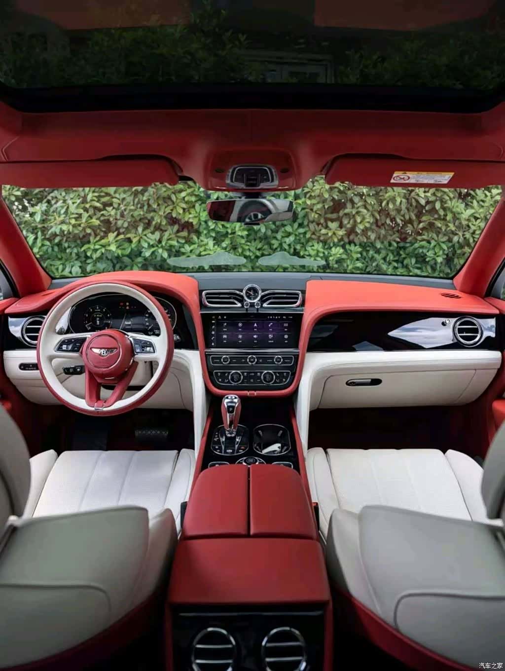 Bentley Bentayga, 2024 4