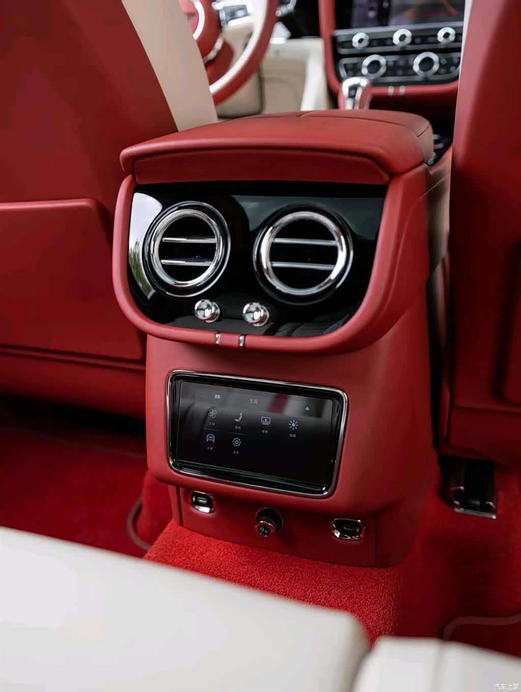 Bentley Bentayga, 2024 12