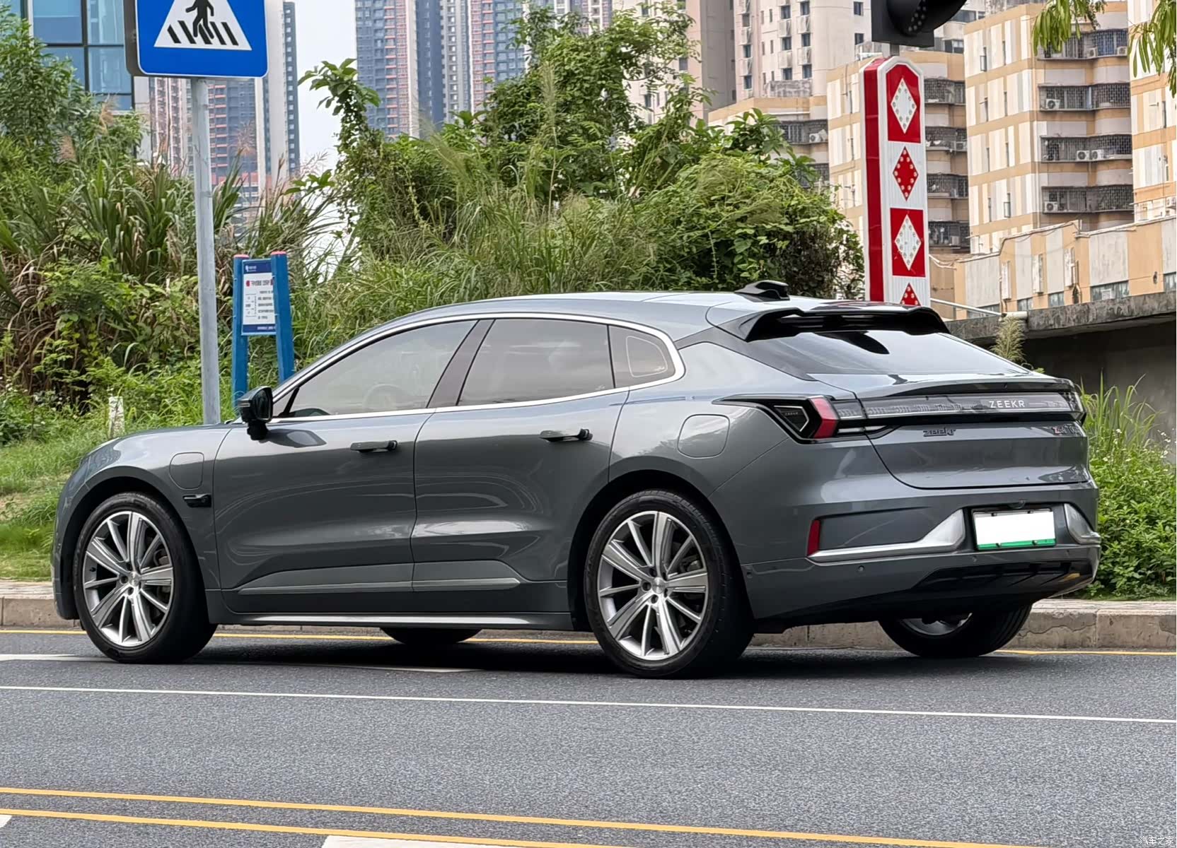 Zeekr 001, 2022 3