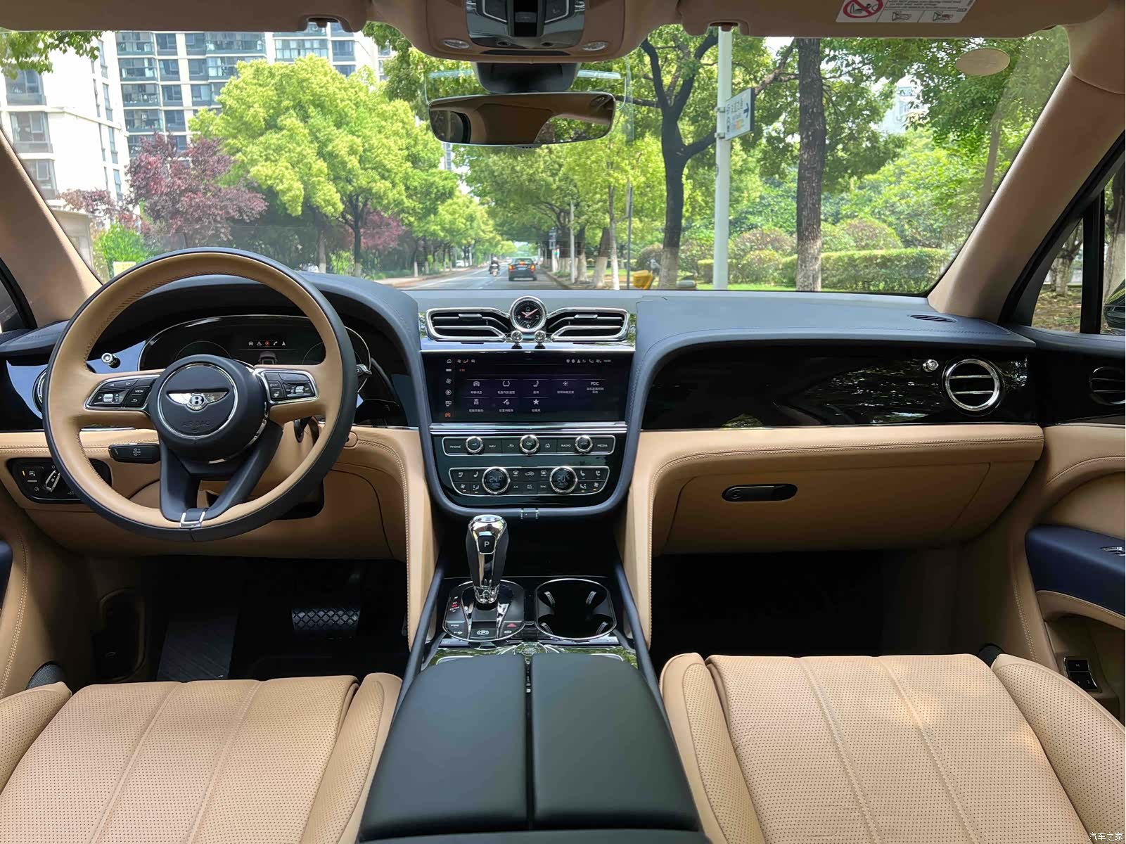 Bentley Bentayga, 2024 12