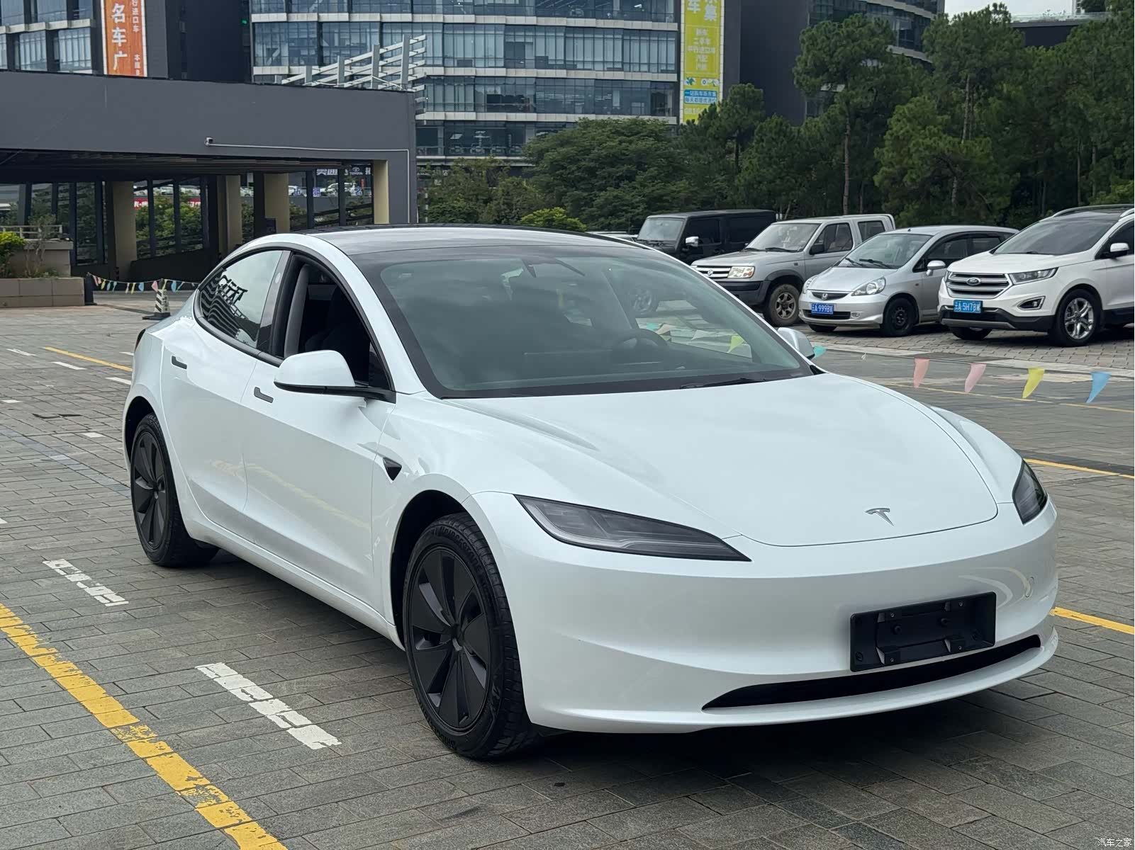 Tesla Model 3, 2025 все фото