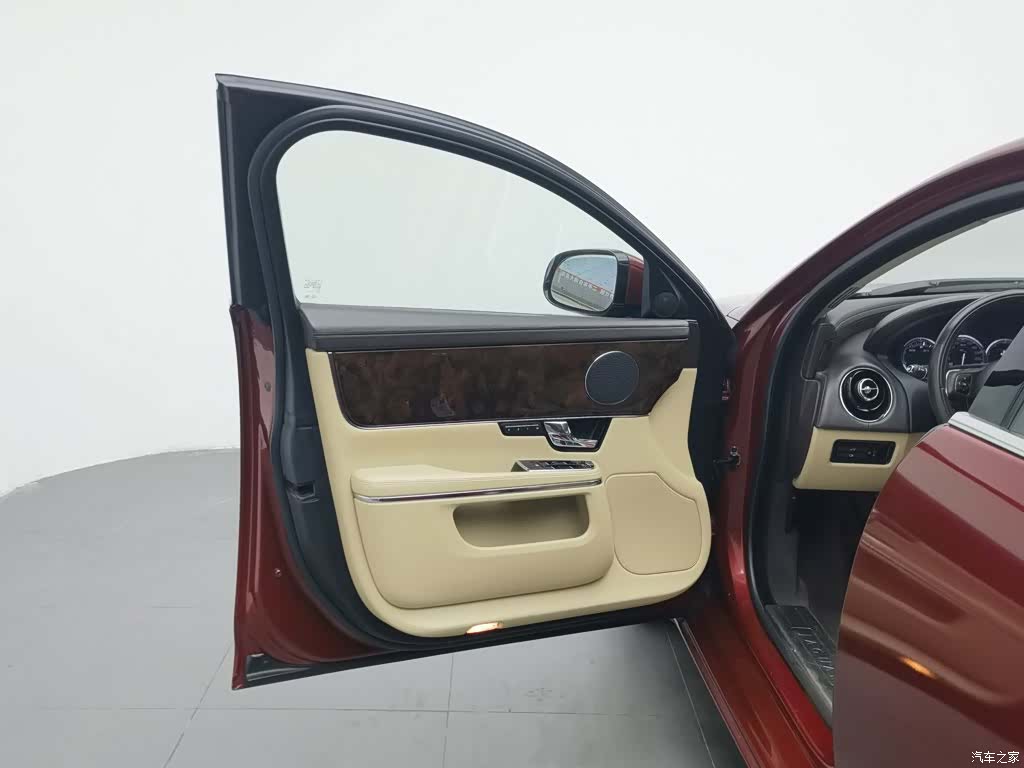 Jaguar XJ, 2012 8