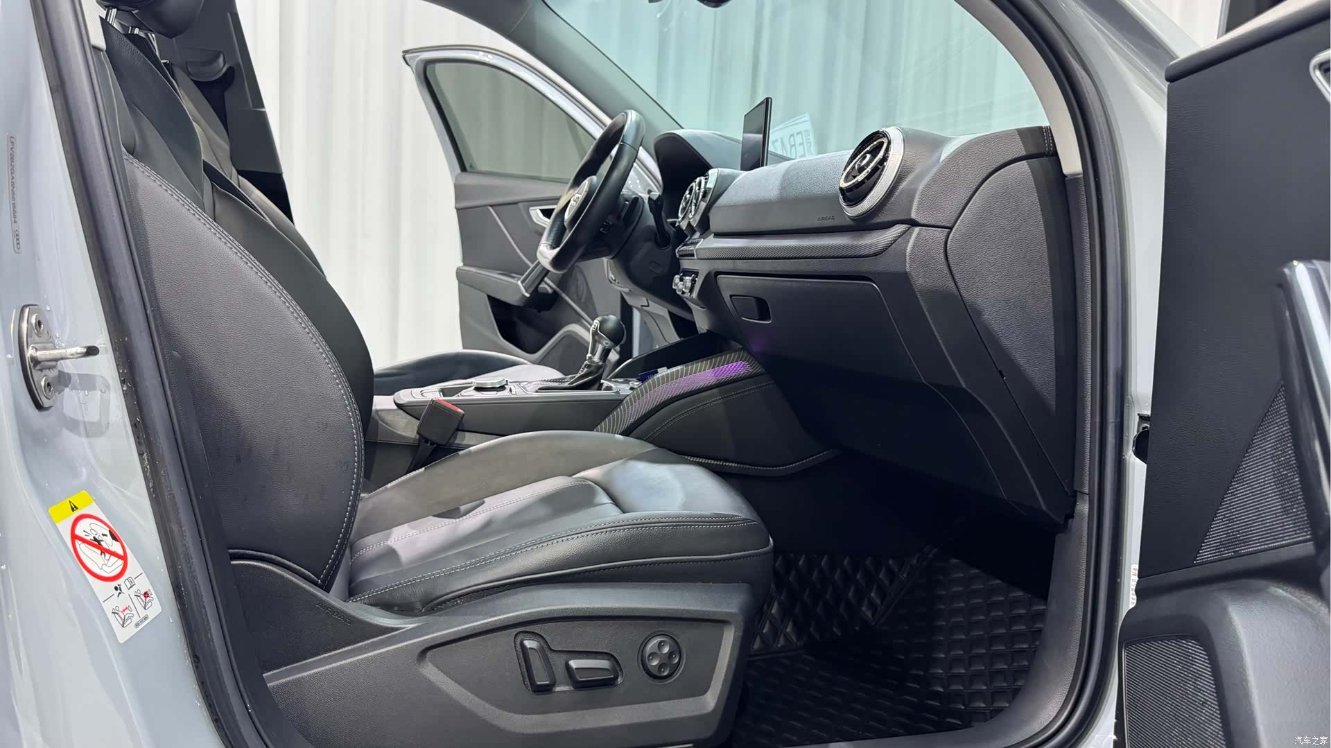 Audi Q2L, 2023 14