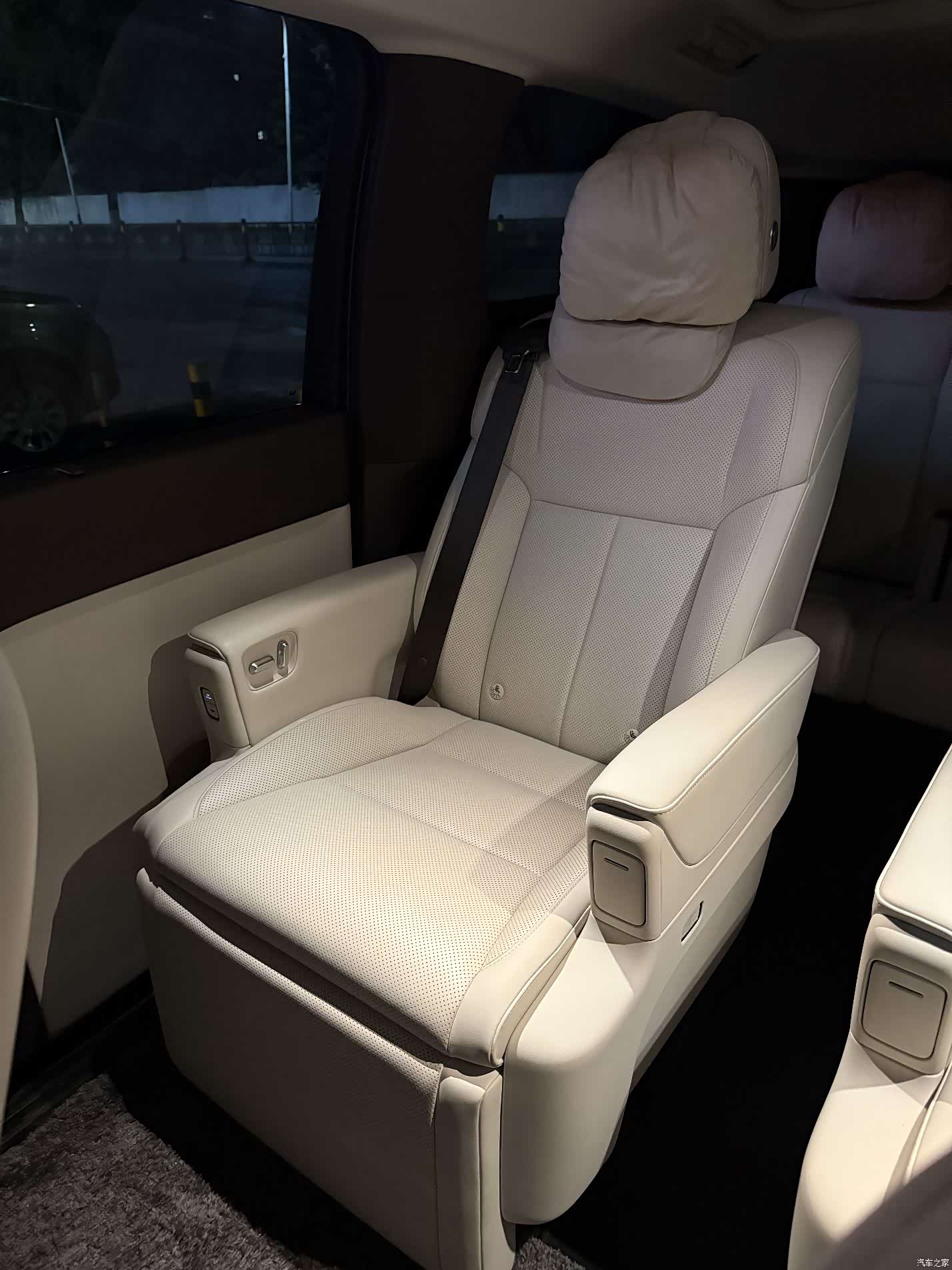Li Auto MEGA, 2024 6