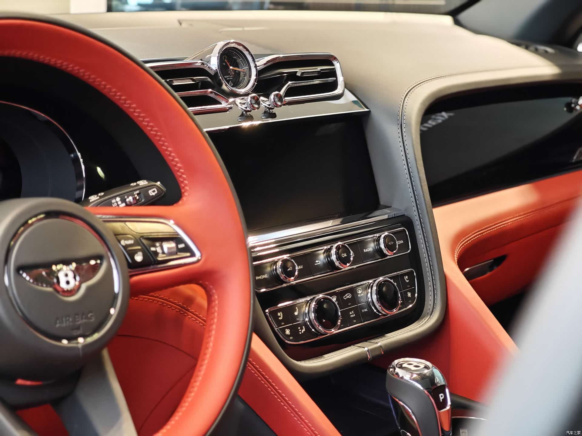 Bentley Bentayga, 2024 10