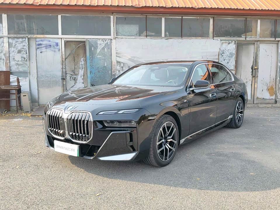 BMW i7