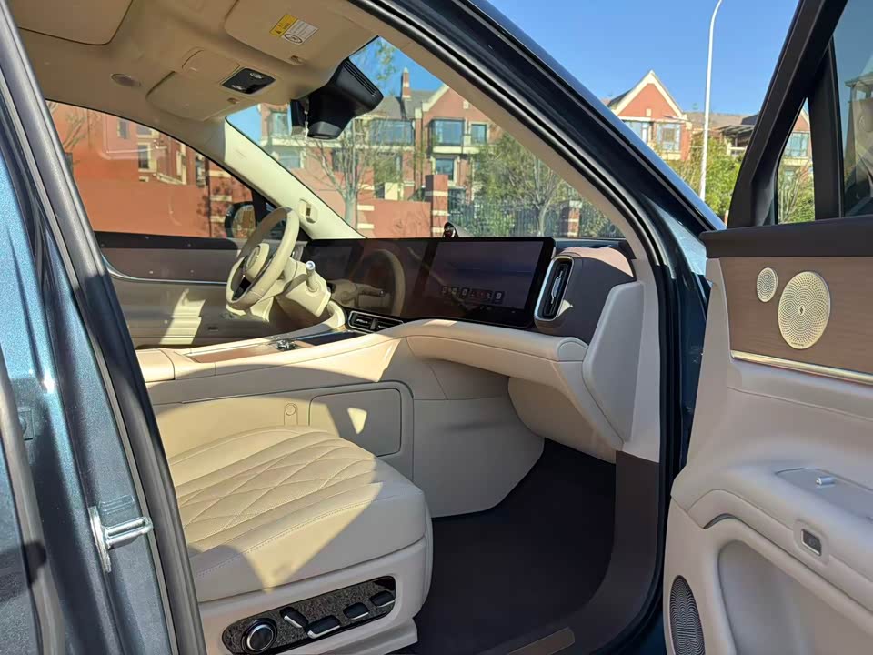 AITO Ask the world M9