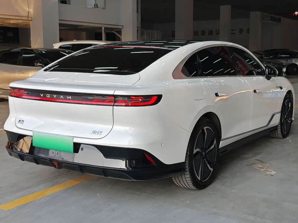 VOYAH Lantu chasing light