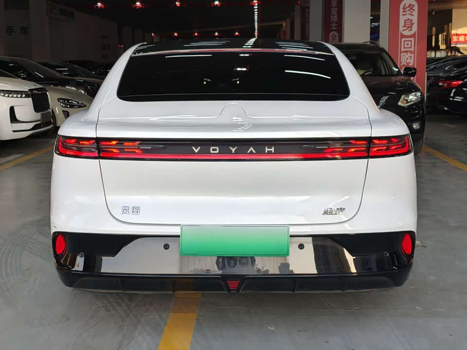 VOYAH Lantu chasing light