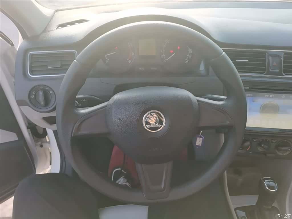 Skoda Rapid, 2015 11