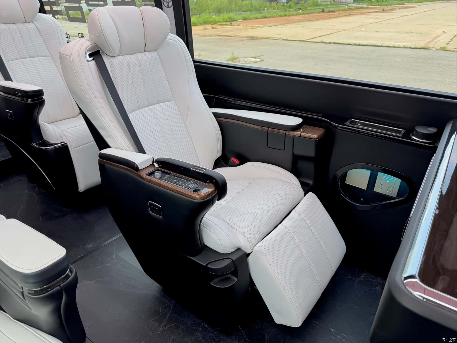 Toyota Coaster, 2018 16