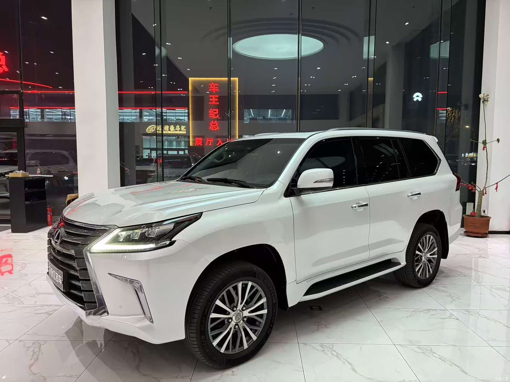 Lexus LX, 2018 1