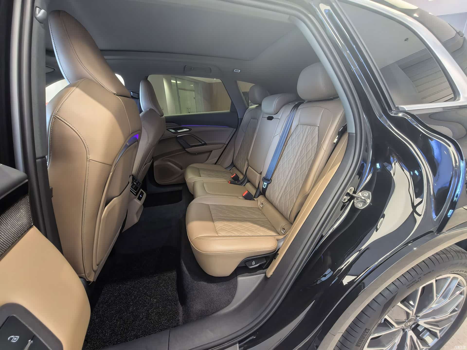 Audi Q5L, 2025 11
