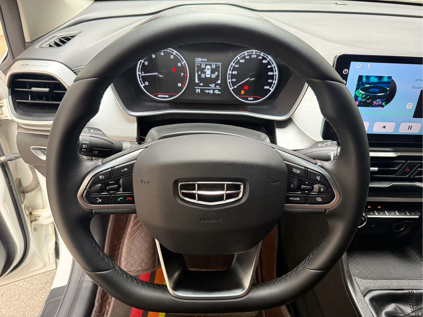 Geely Coolray, 2022 11