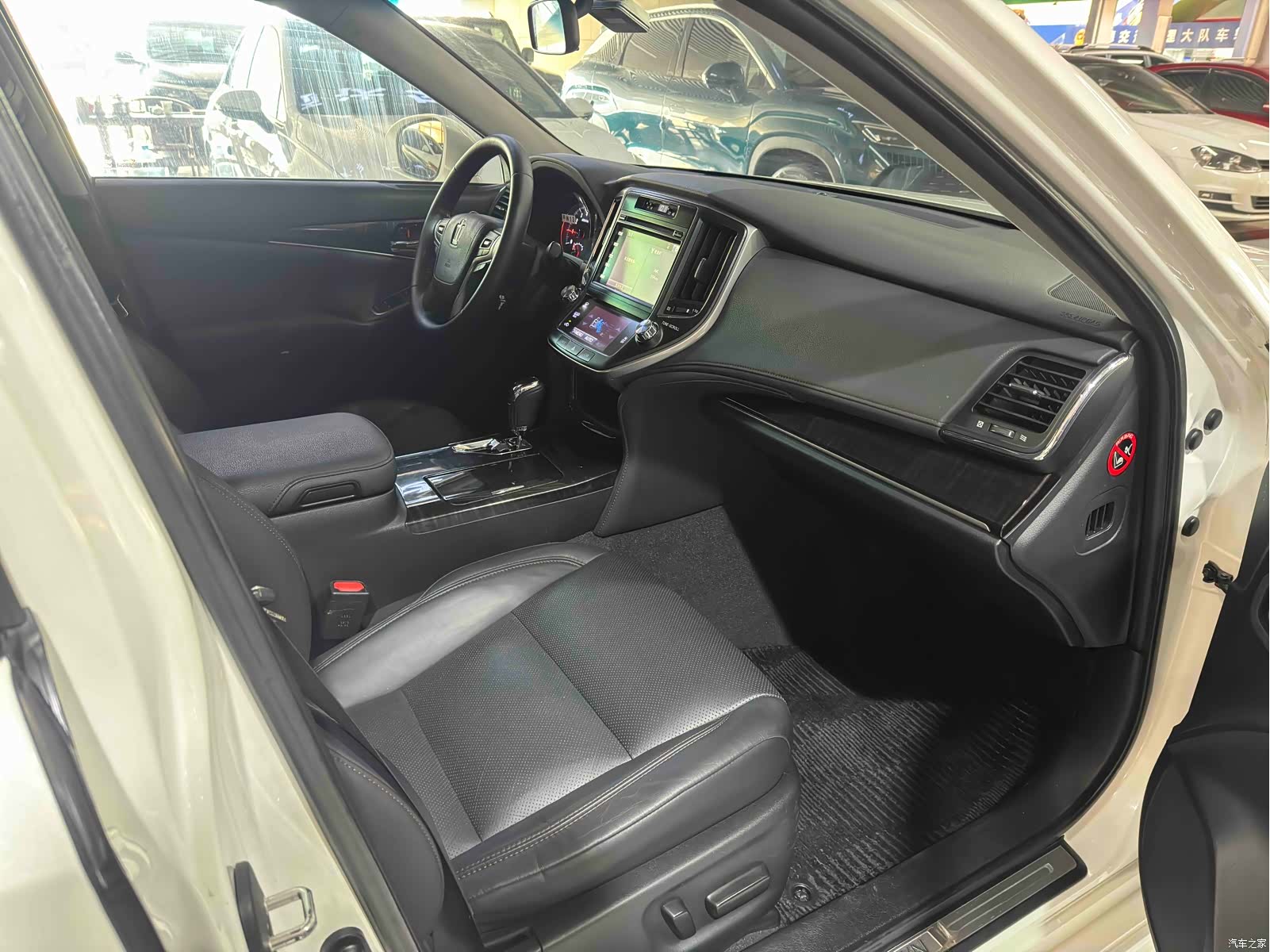 Toyota Crown, 2016 все фото