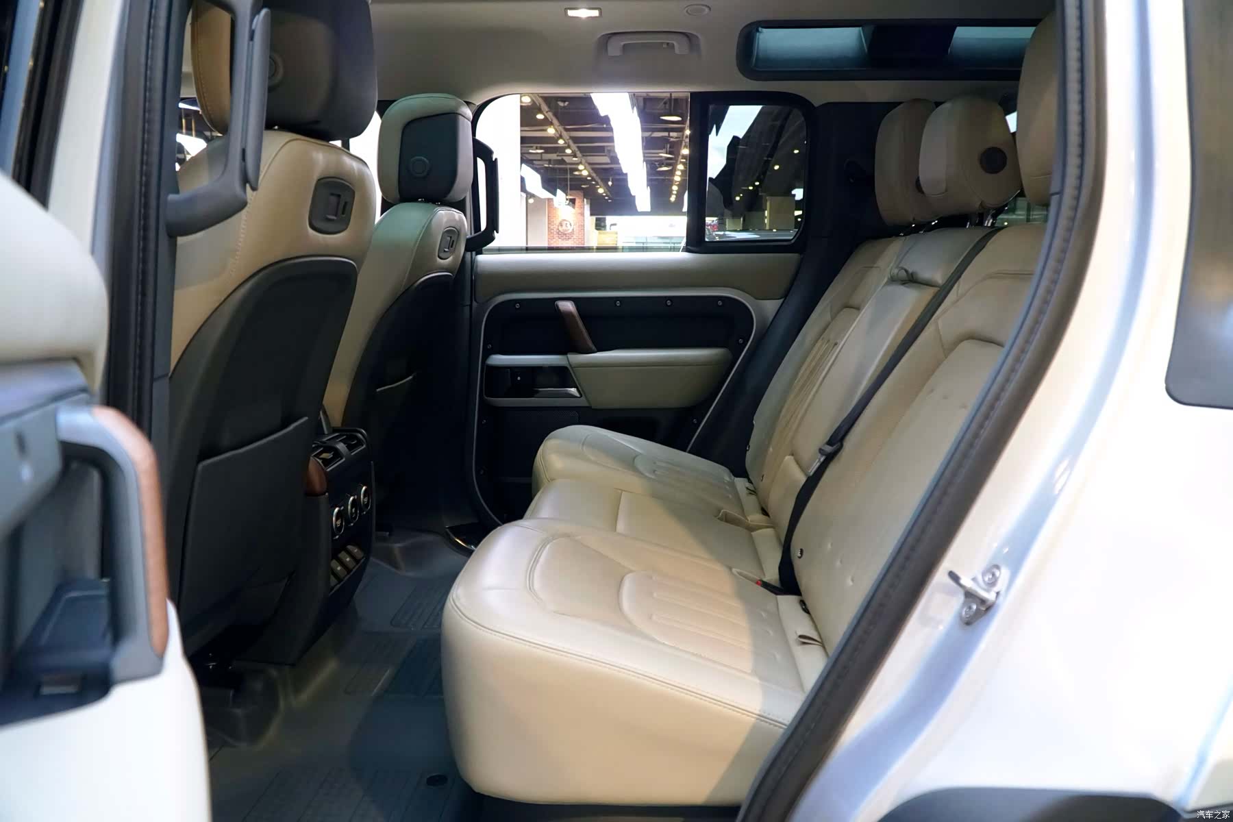 Land Rover Defender, 2021 6