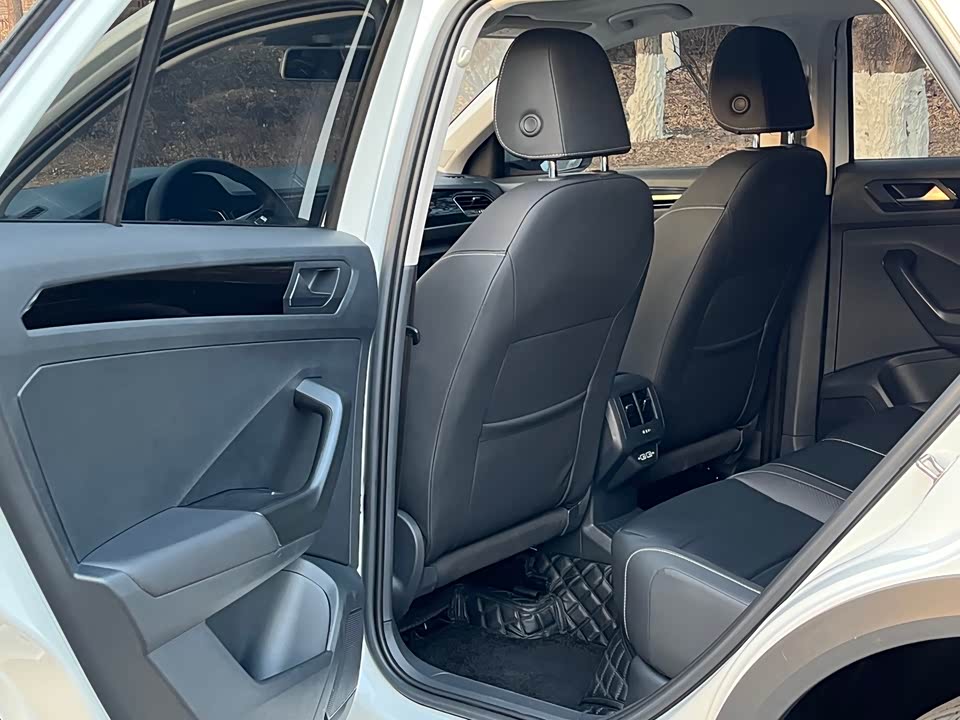 Volkswagen T-ROC exploring Songs