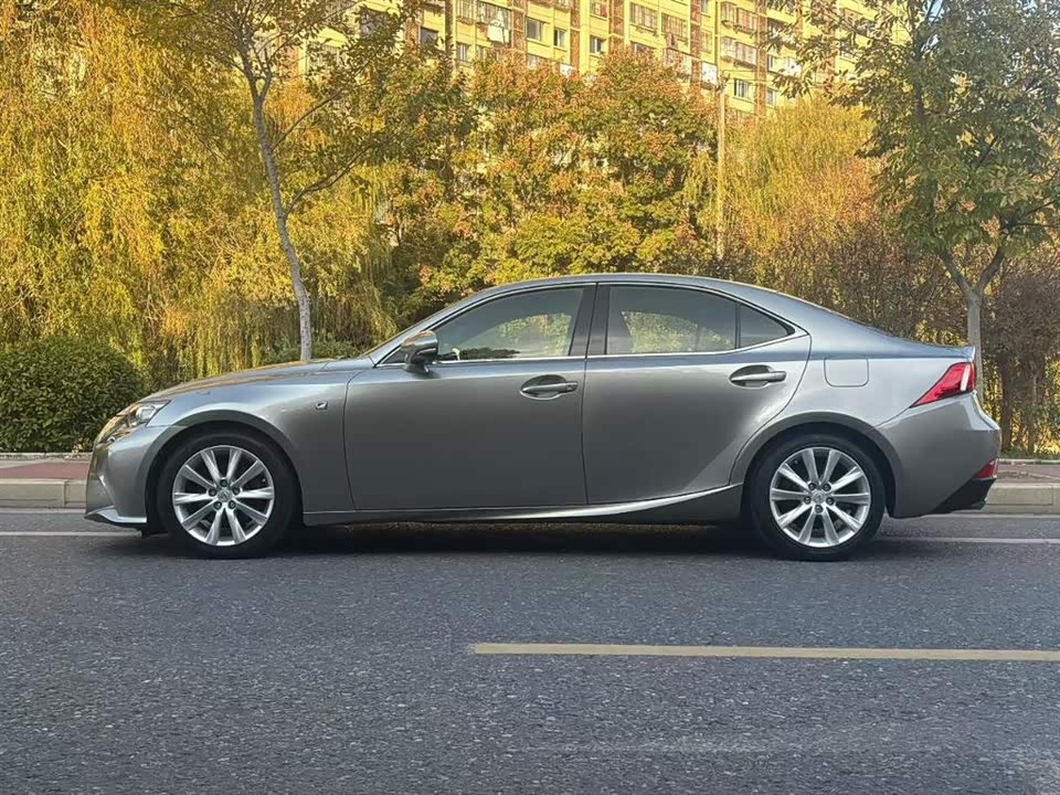Lexus IS