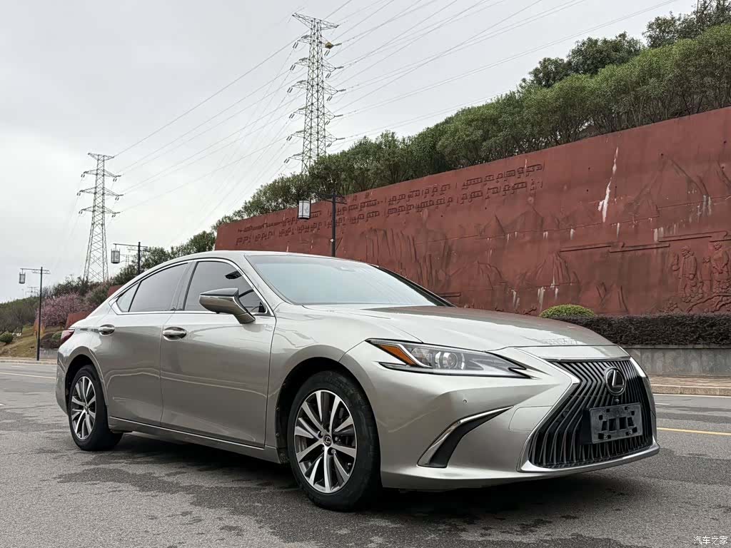 Lexus ES, 2019 3