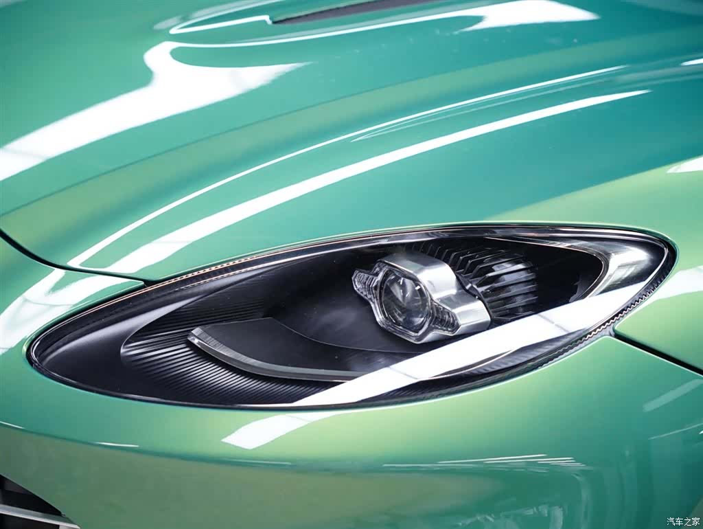 Aston Martin DBX, 2023 21