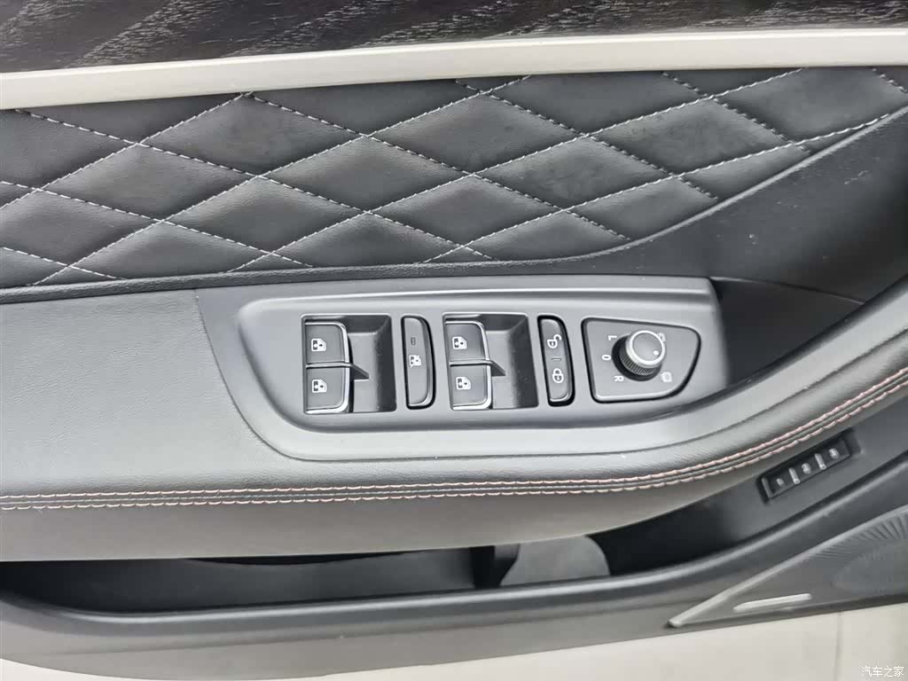 Hongqi HS7, 2022 9