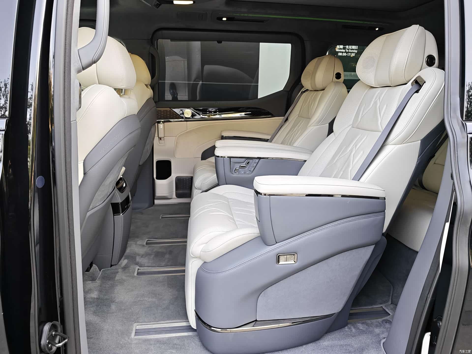 Zeekr 009, 2025 21