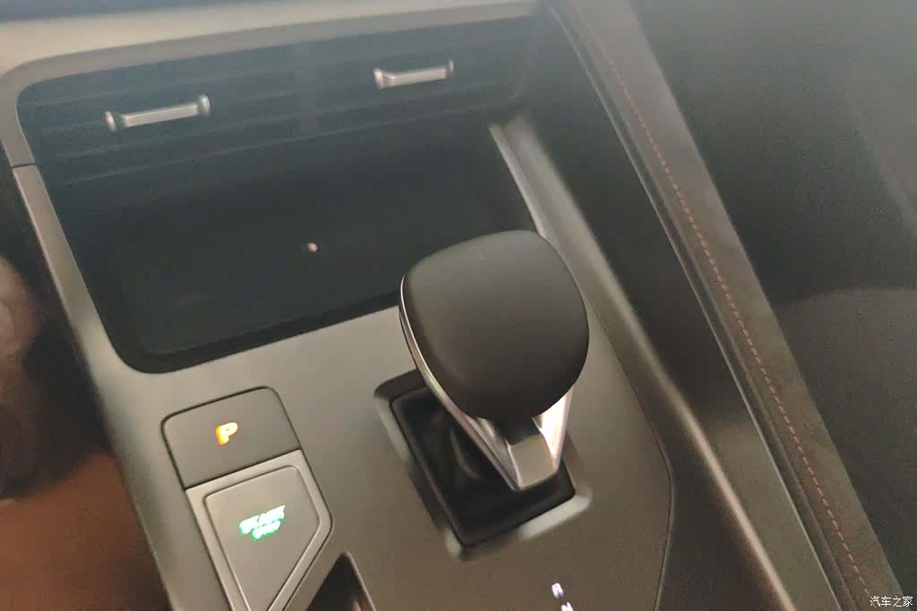 Roewe D5X, 2024 16