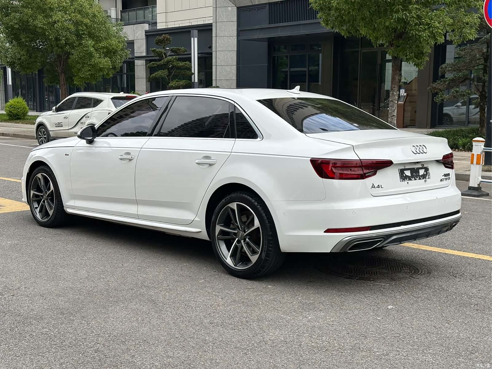 Audi A4L, 2019 7