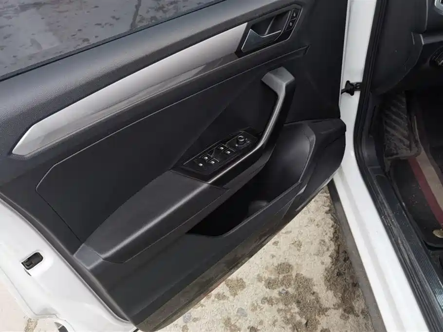 Volkswagen T-ROC exploring Songs