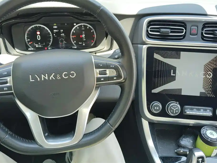 Lynk & Co 01