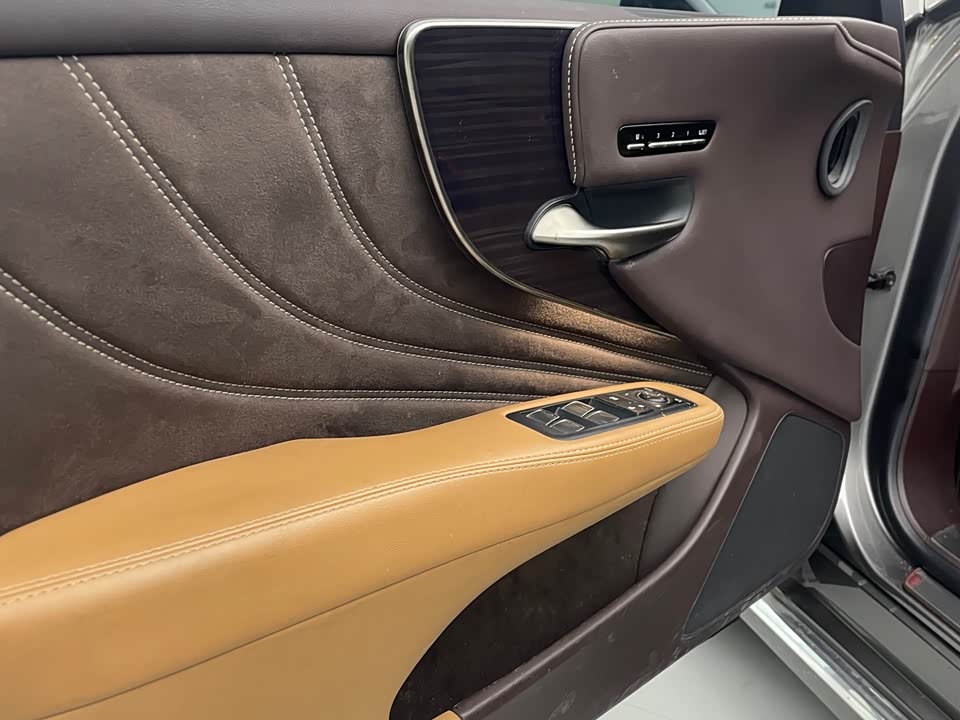 Lexus LS