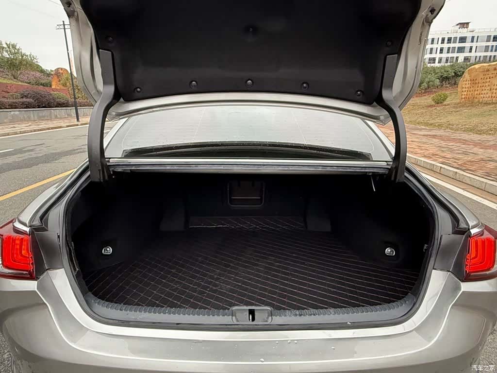 Lexus ES, 2019 14