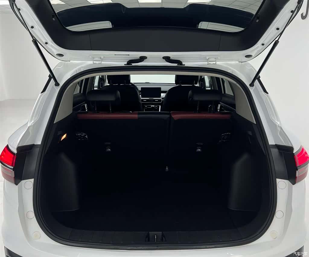 Geely Coolray, 2022 21