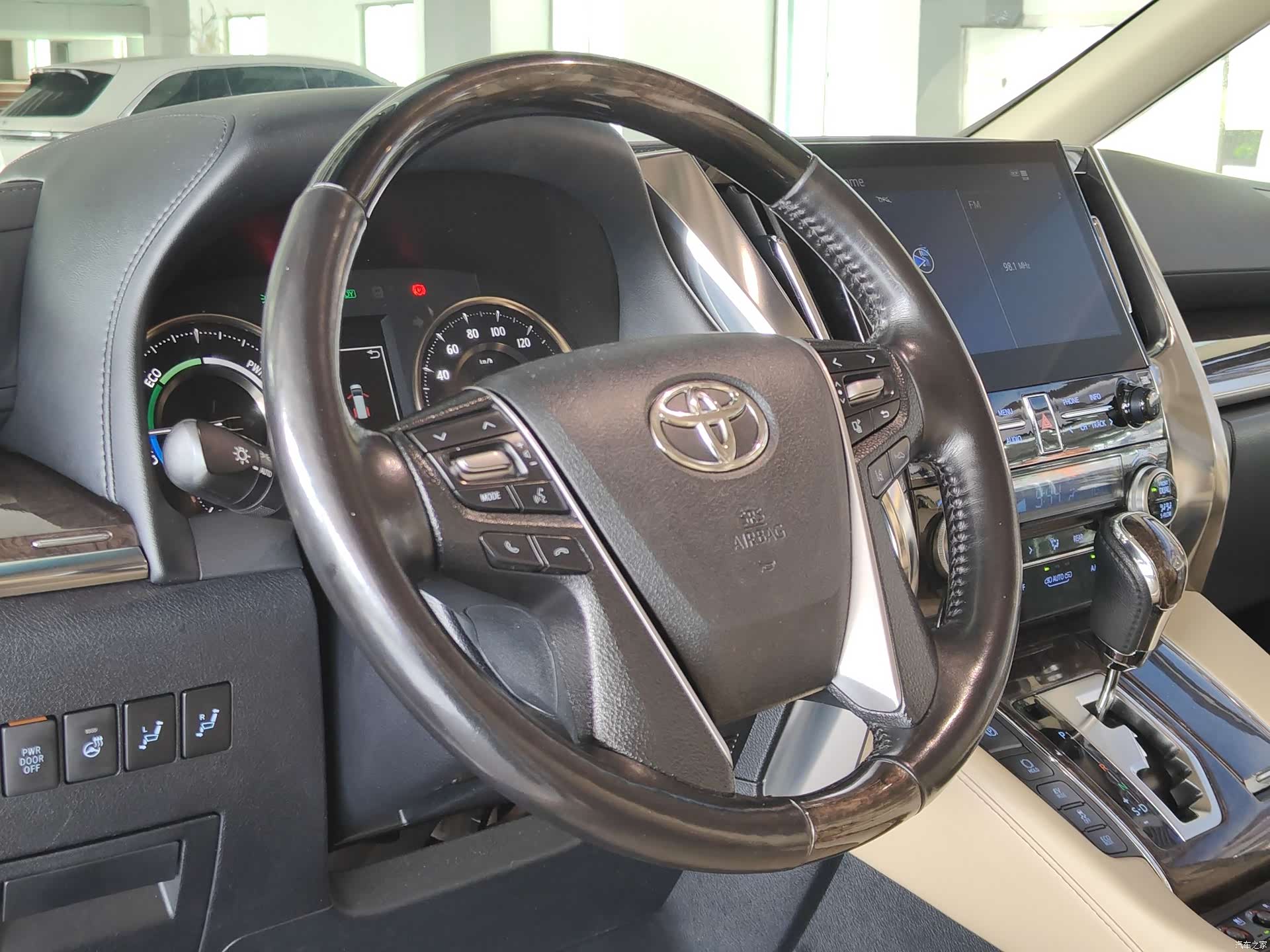 Toyota Vellfire, 2021 10