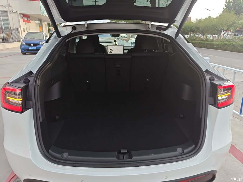 Tesla Model Y, 2023 15