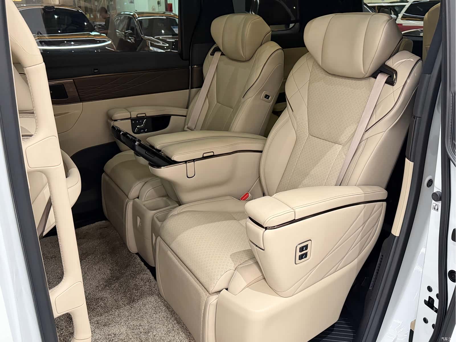 Toyota Vellfire, 2023 8