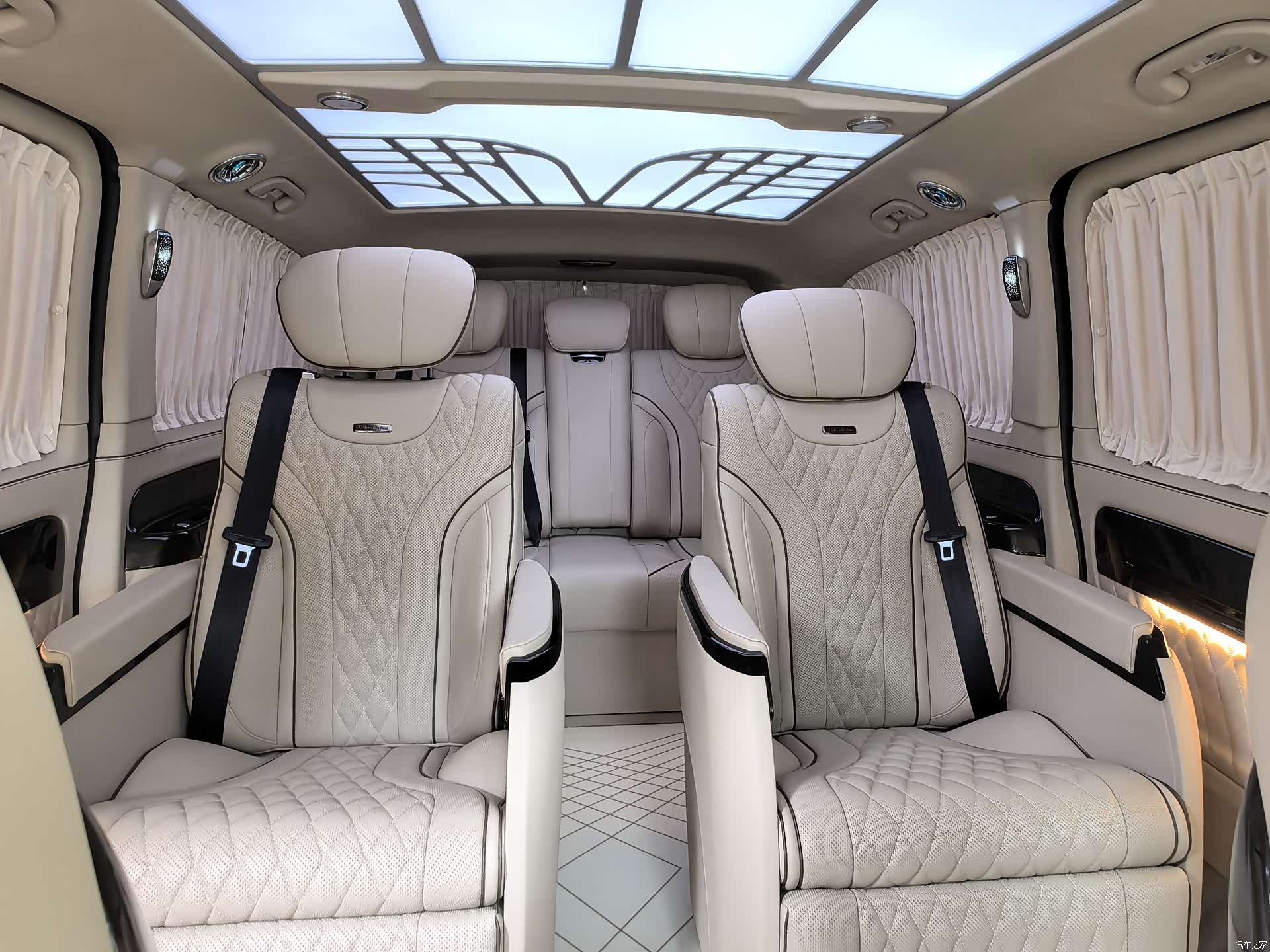Mercedes-Benz 7, 2022 10