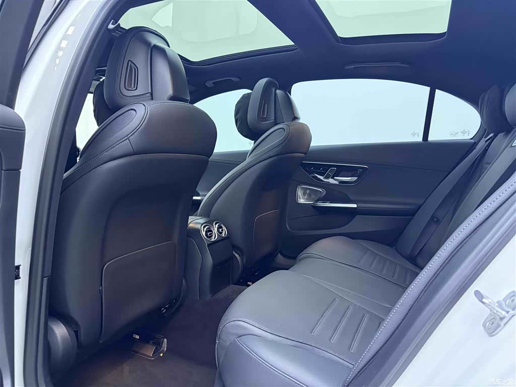 Mercedes-Benz C-Class, 2024 18