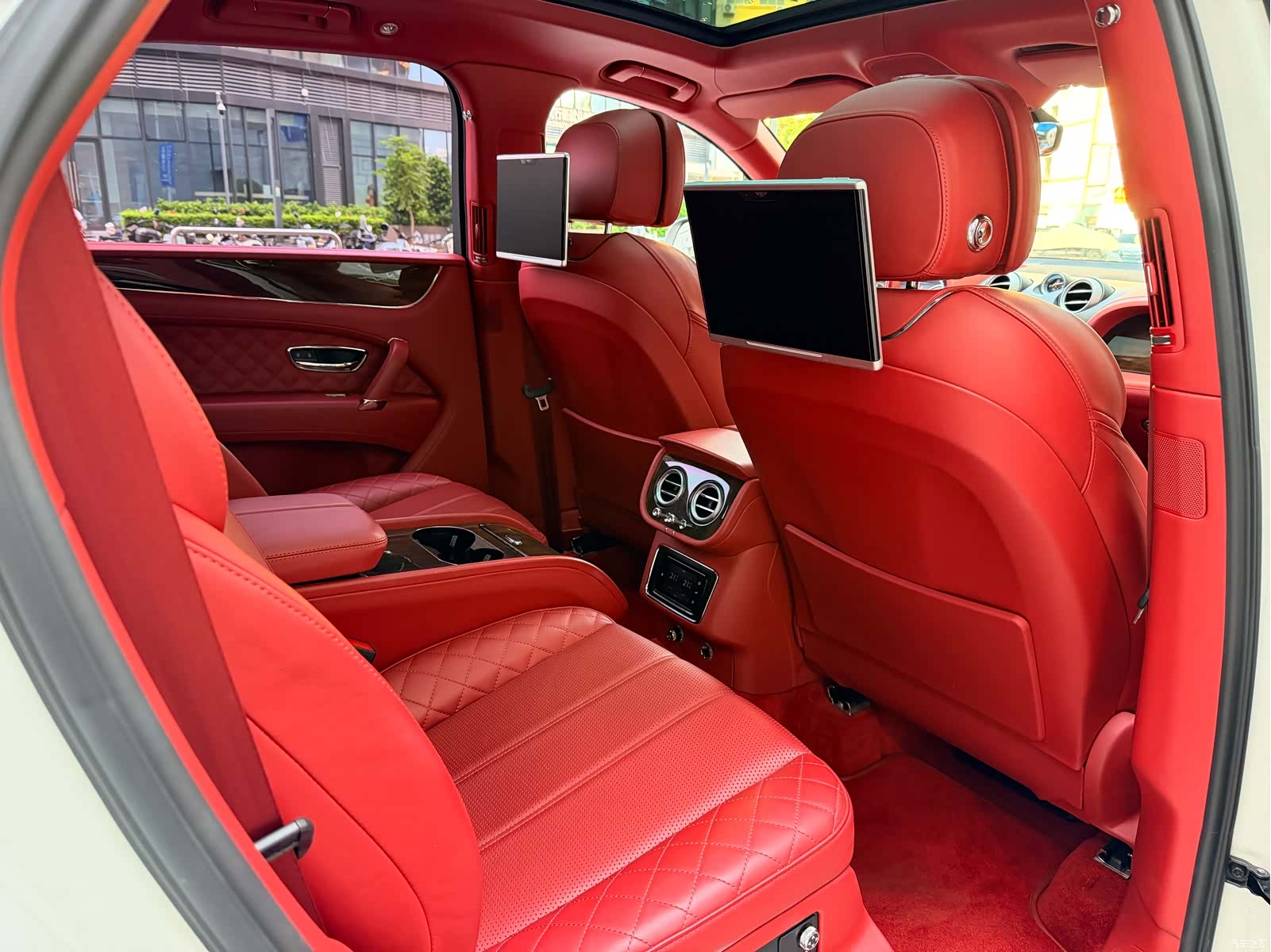 Bentley Bentayga, 2018 10