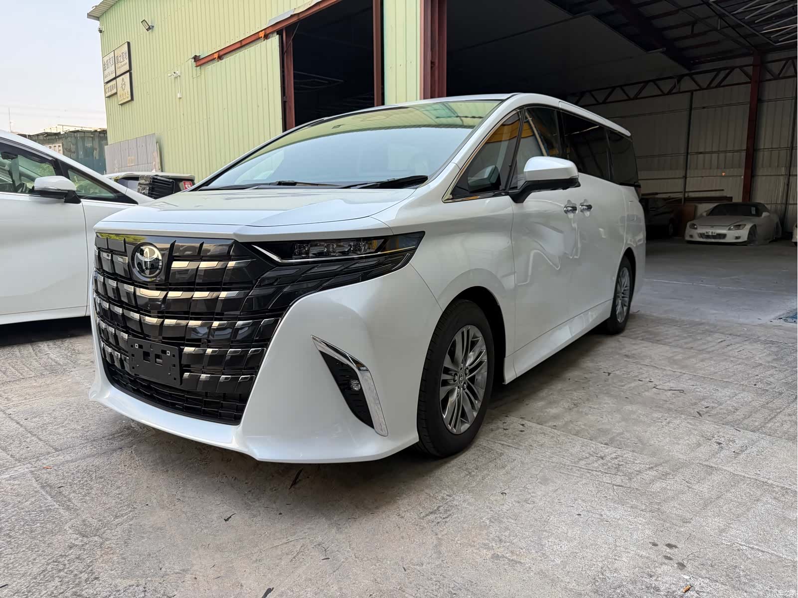 Toyota Alphard, 1900 2