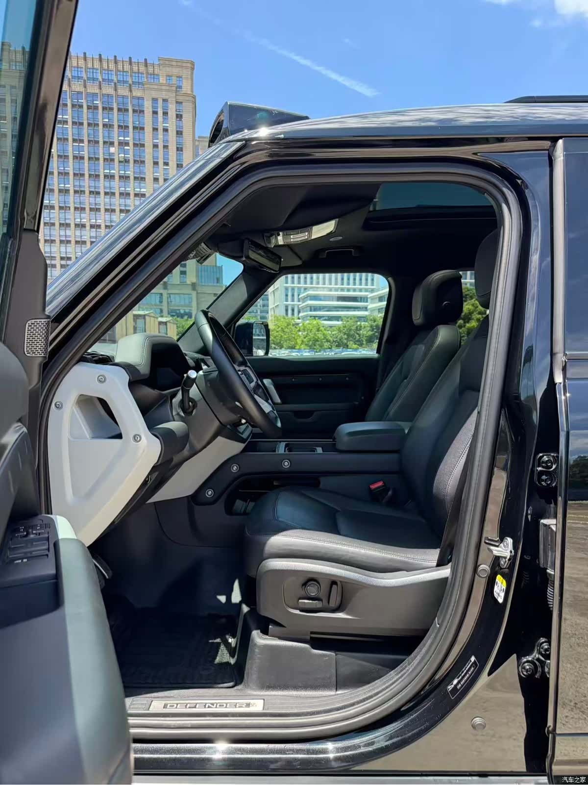 Land Rover Defender, 2023 3