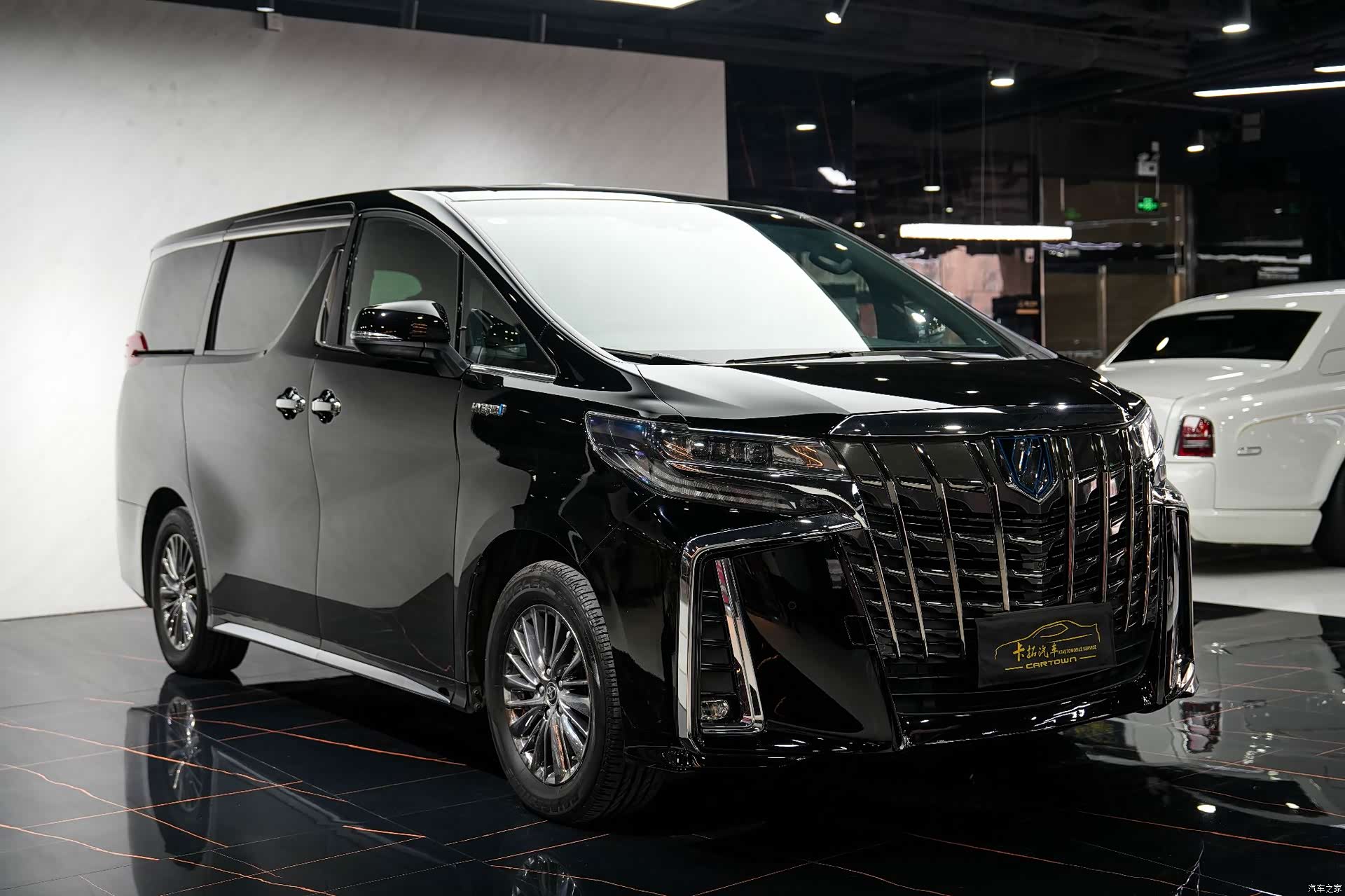 Toyota Alphard, 2022 3
