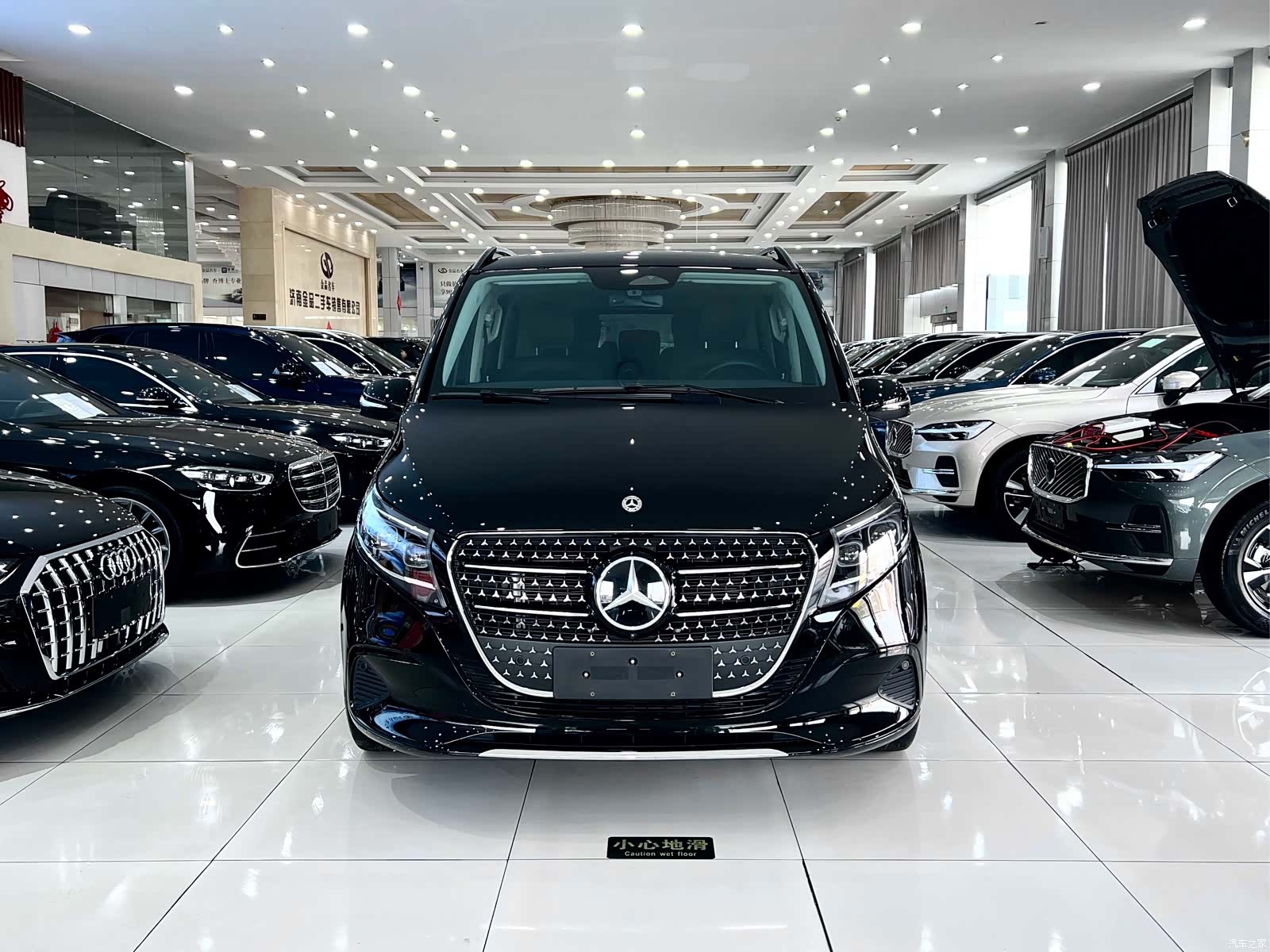 Mercedes-Benz V-Class, 2025 3