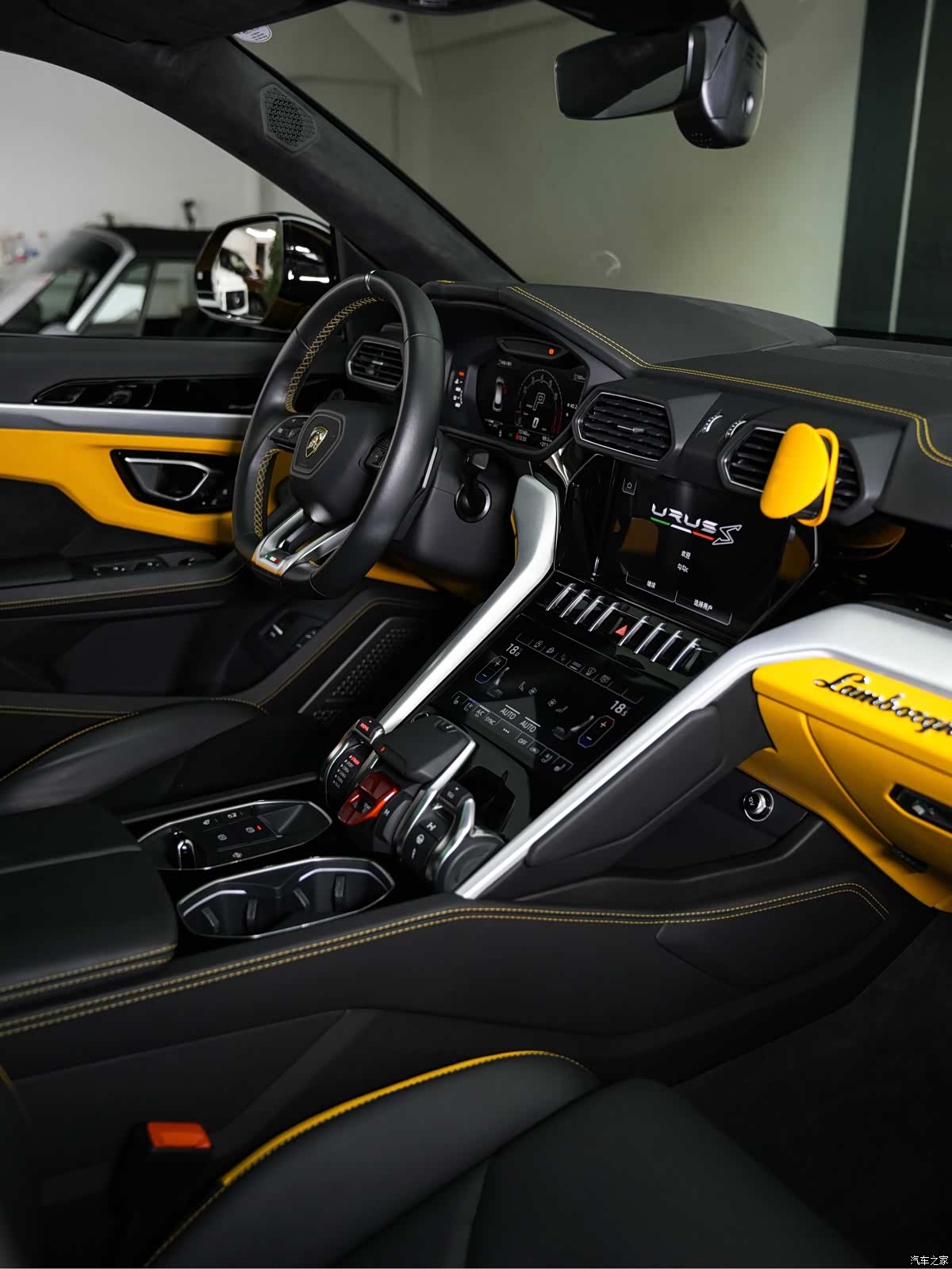 Lamborghini Urus, 2023 19
