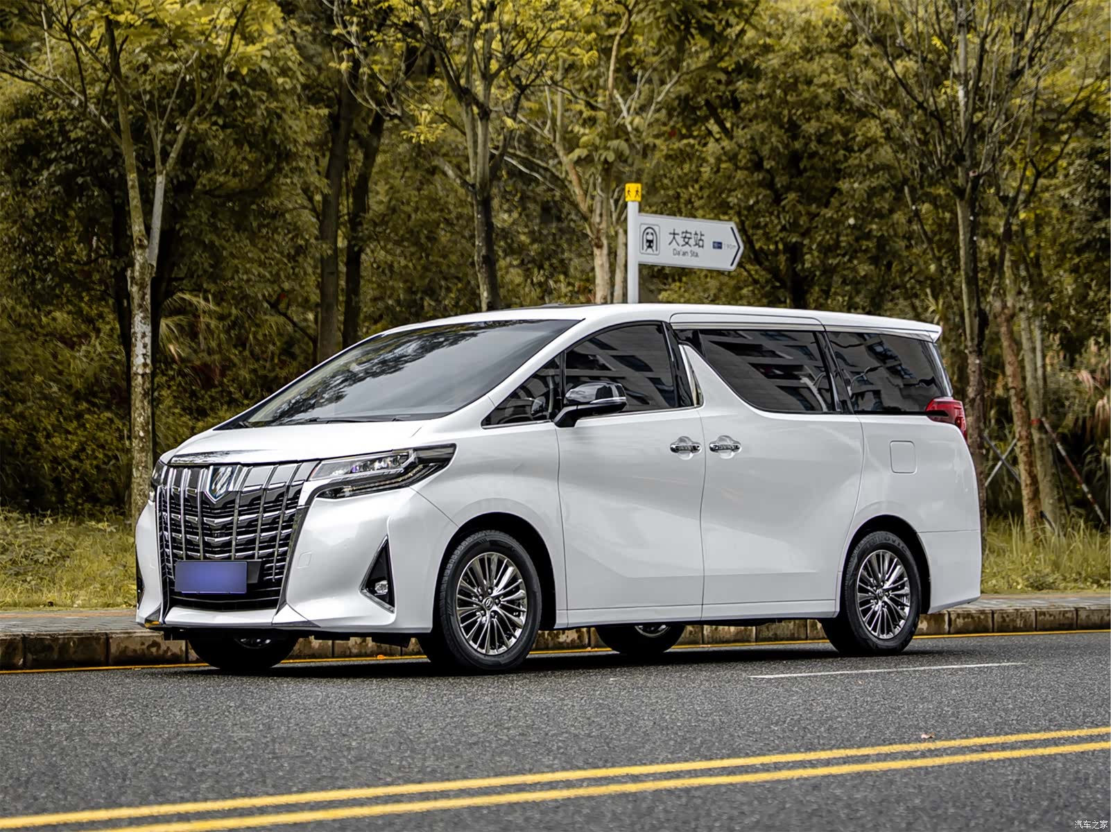 Toyota Alphard, 2020 1