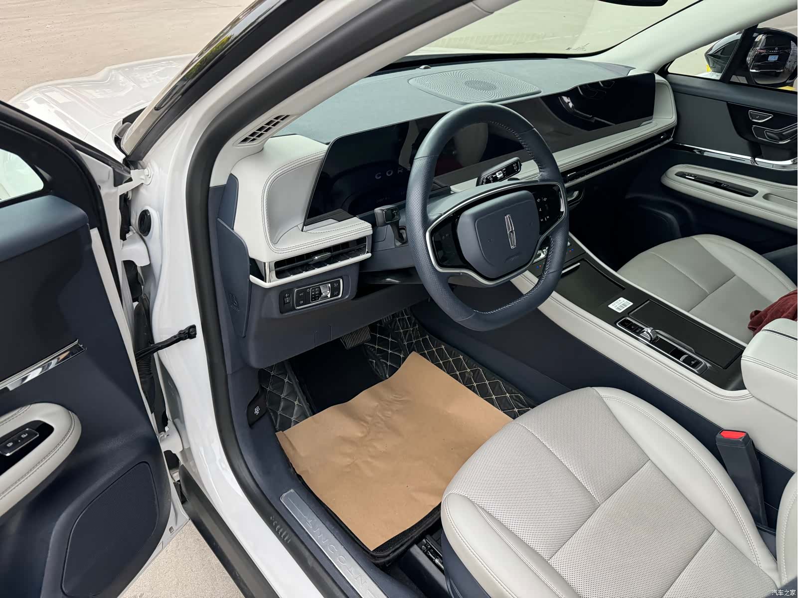 Lincoln Corsair, 2023 все фото