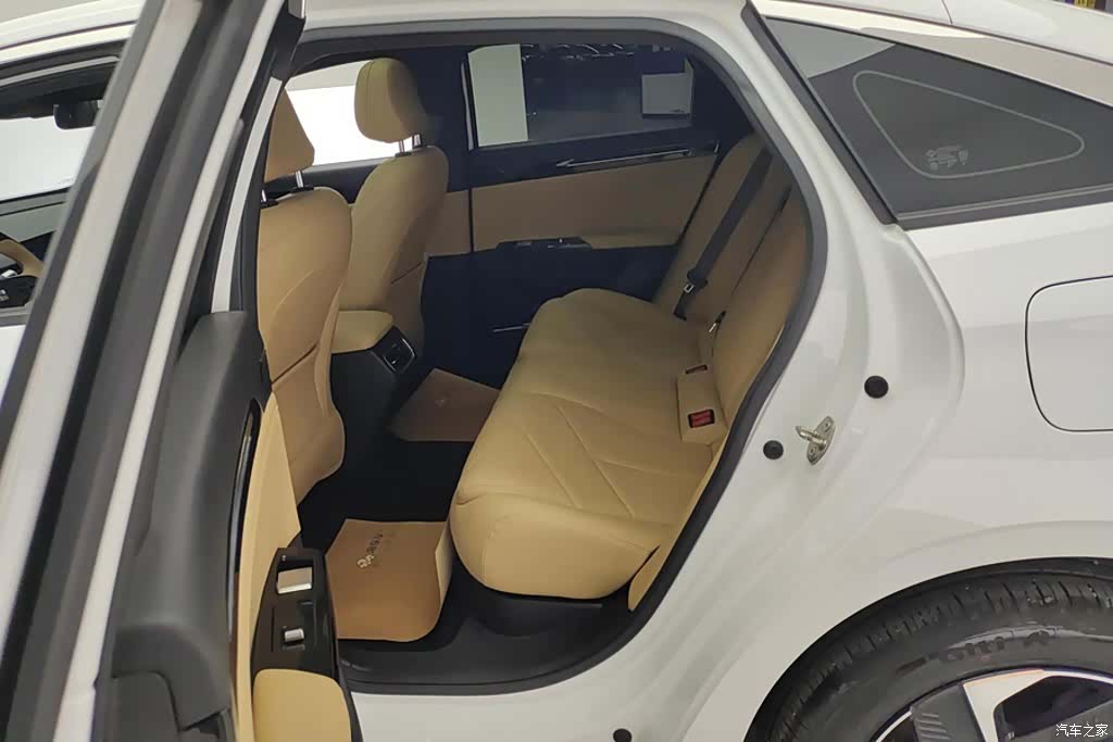 Geely Galaxy L6, 2023 11