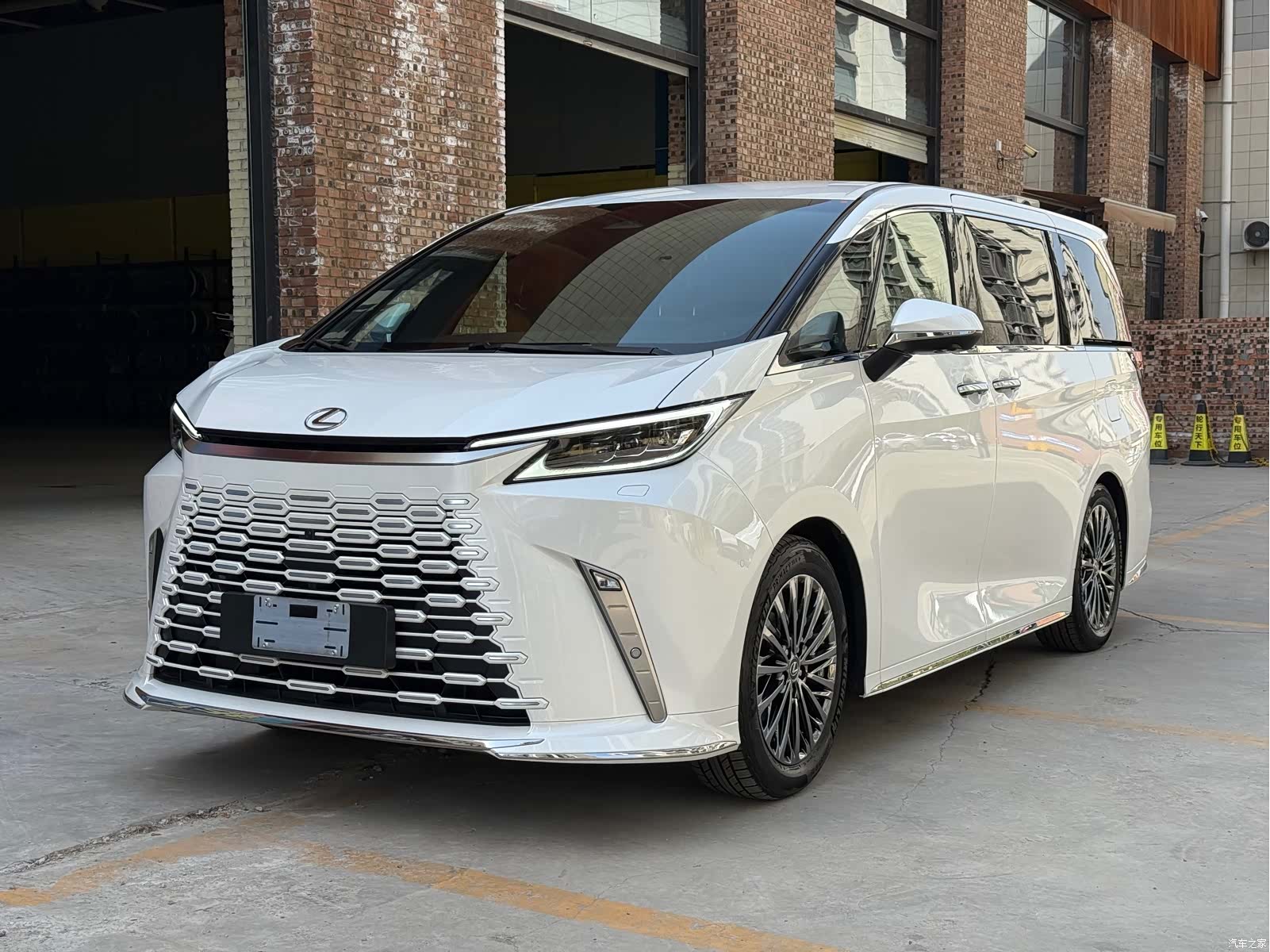Lexus LM, 2025 2