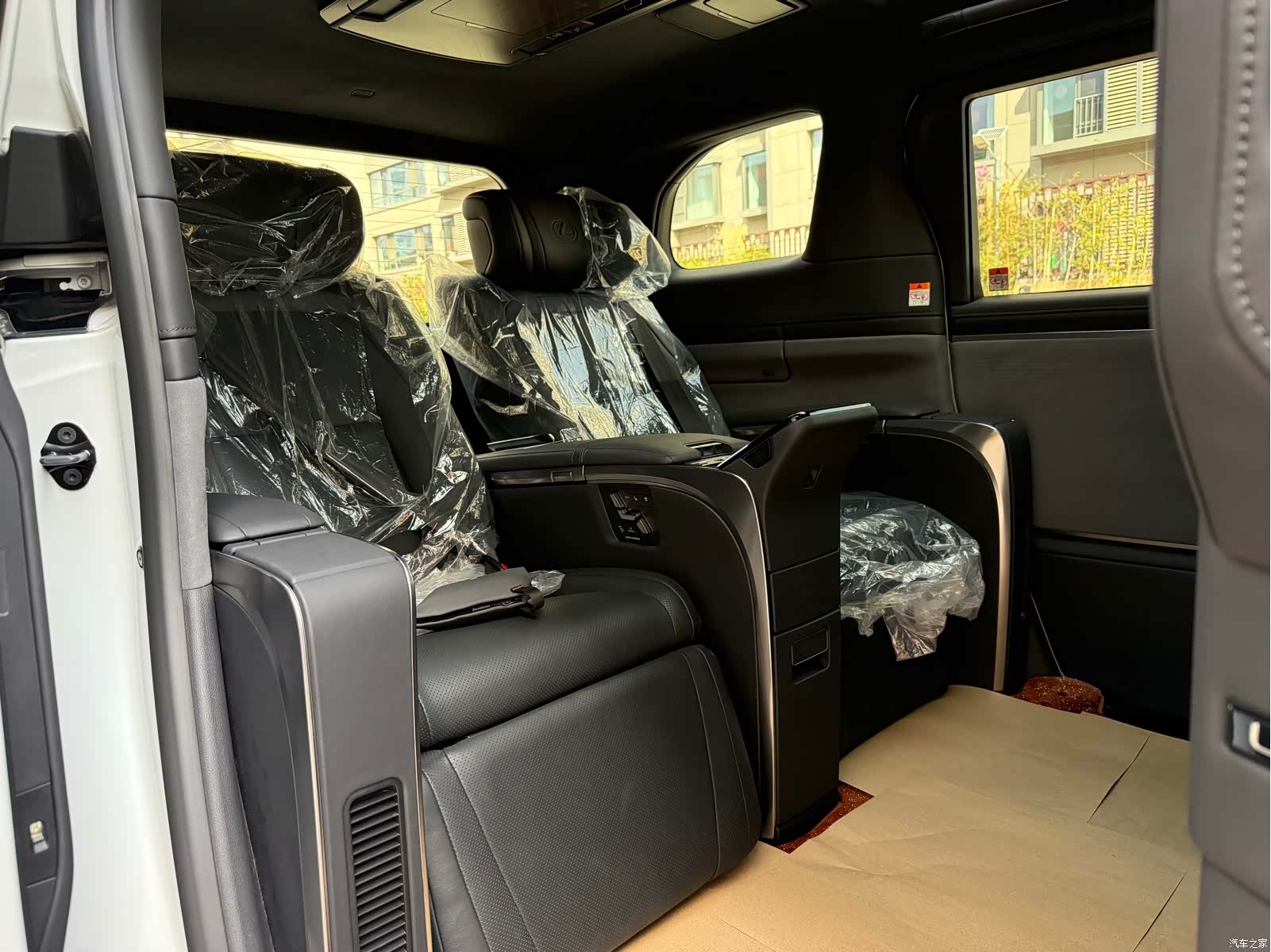 Lexus LM, 2025 22